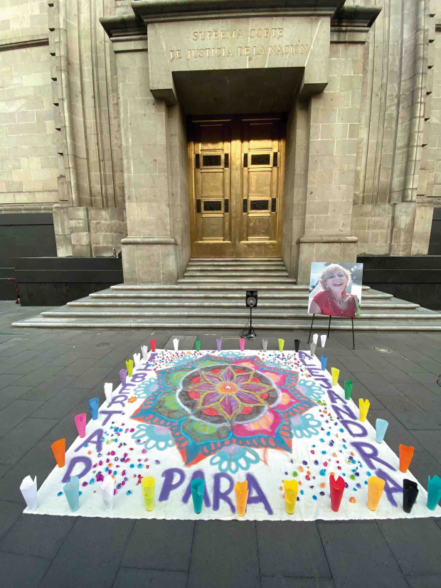 Frente a la Suprema Corte fueron colocadas fotos, velas y carteles, el pasado domingo, en apoyo a Alejandra Cuevas Morán, cuyo caso sigue pendiente de resolverse en el máximo tribunal del país.