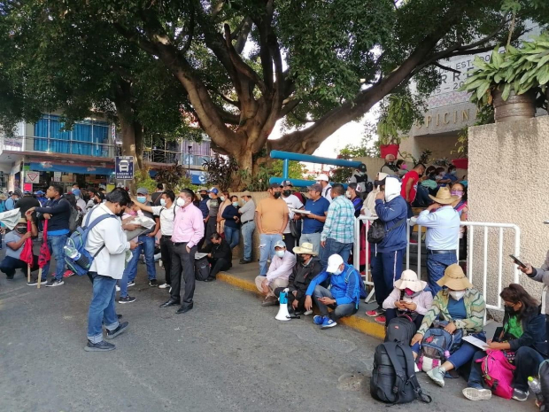 Los manifestantes se desplegaron sobre las calles 16 de Septiembre y 05 de Mayo, para impedir el ingreso del personal que labora en el Palacio de Gobierno