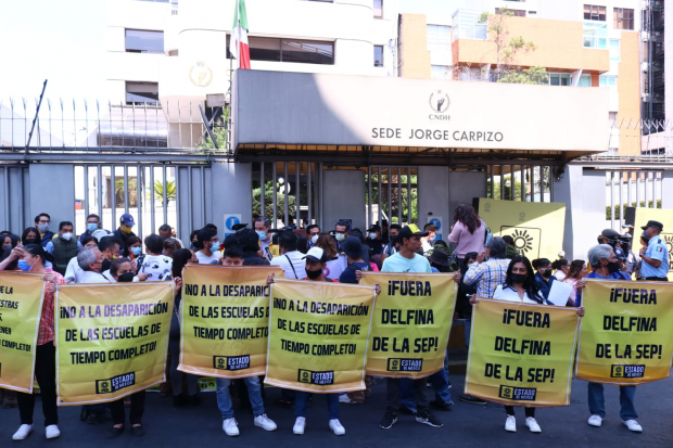 Al menos 50 manifestantes se apostaron a las afueras de la CNDH, para gritar consignas a favor de la niñez y la educación