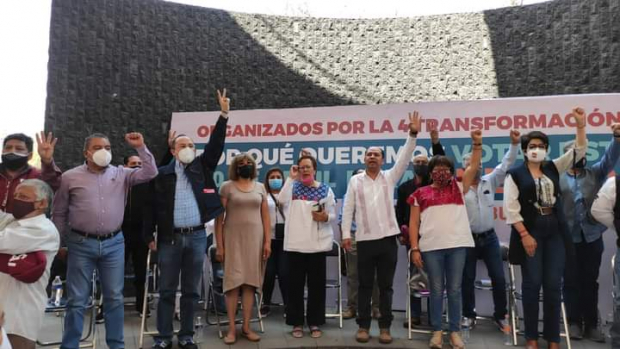 La consejera de Morena, Bertha Luján (centro), y Alejandro Robles diputado con licencia (segundo de der. a izq.), el pasado lunes en una asamblea, en la Ciudad de México.