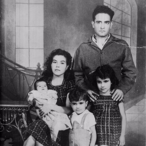 Vicente Fernández (niño de en medio) junto a sus hermanas y sus papás