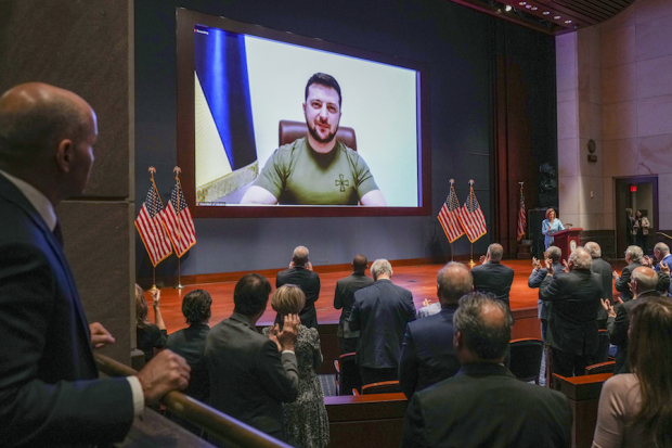 Miembros del Congreso le dan al presidente de Ucrania, Volodimir Zelensky, una ovación de pie, ayer.