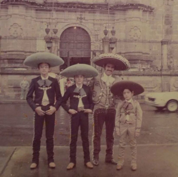 Vicente Fernández y sus hijos cuando ellos eran niños