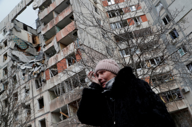 Bloque de edificios dañados por tropas rusas, en la sitiada de Mariupol, ayer.