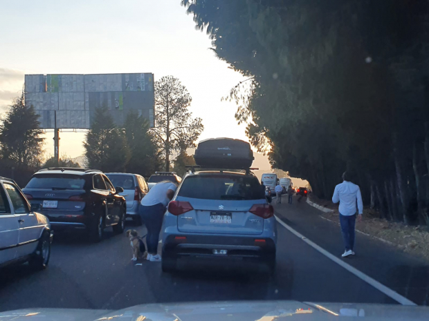 Automovilistas quedaron varados durante horas en la carretera federal, ayer.