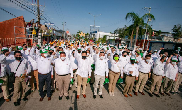 Integrantes del sindicato petrolero, encabezados por su dirigente Ricardo Aldana.