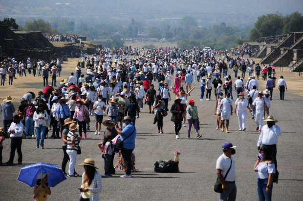 Miles de personas visitan Teotihuacan; reciben la primavera