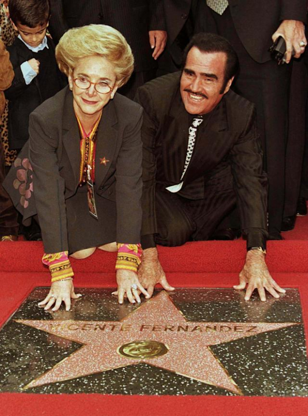 Vicente Fernández y Cuquita en la develación de la estrella del cantante en el Paseo de la Fama de Hollywood