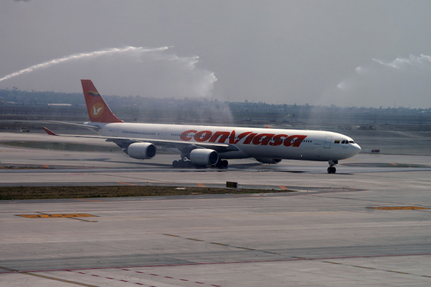 El primer vuelo internacional, de la venezolana Conviasa, fue recibida con agua.