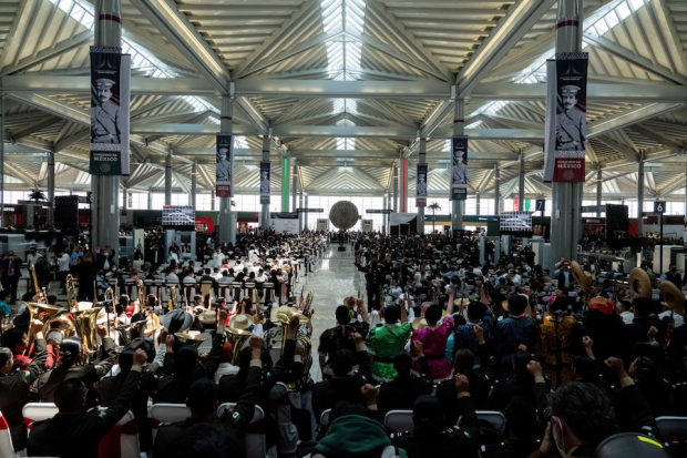 La inauguración de ayer del aeropuerto tuvo más de mil invitados, entre ellos se hicieron presentes las orquestas y grupos musicales de distintos estados.