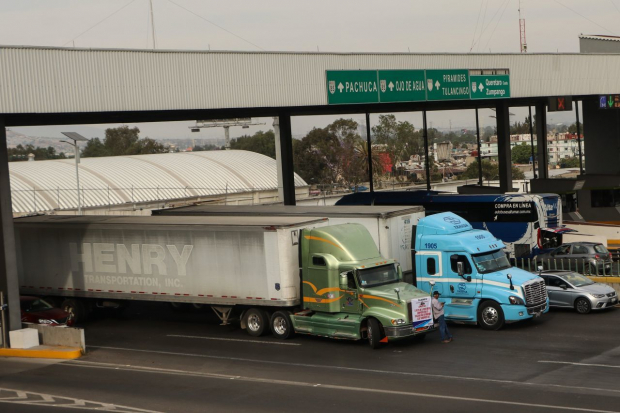 Integrantes de la AMOTAC realizaron un bloqueo parcial en la Autopista México-Pachuca a la altura de la caseta San Cristóbal este martes