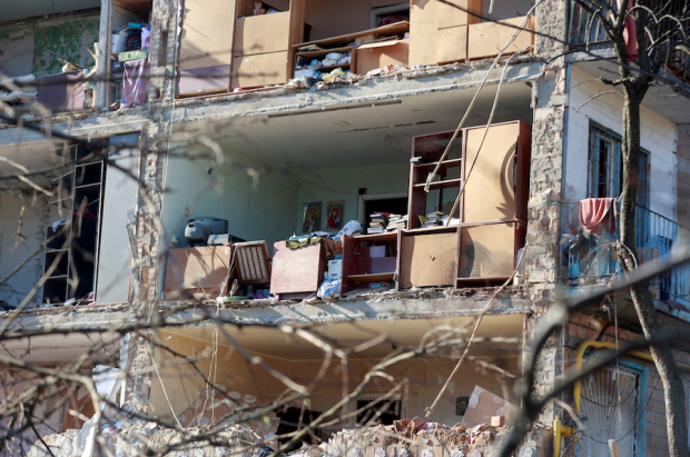 Las pertenencias de ucranianos quedan al descubierto tras el impacto de proyectiles contra viviendas en Kiev.