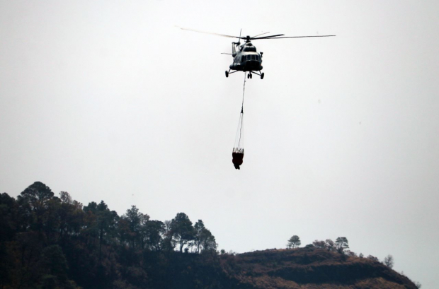 Helicóptero de la Guardia Nacional, ayer,  en el combate al incendio de El Tepozteco.