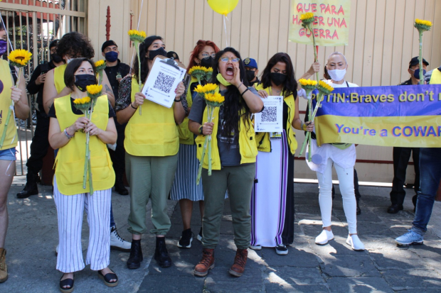 Activistas de Amnistía Internacional en México y ucranianos exigieron a Rusia detener guerra en Ucrania.