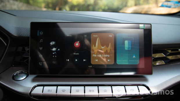 Pantalla central táctil de 10.2” compatible con CarPlay y Android Auto.