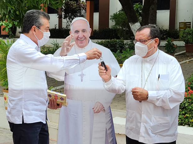 El gobernador Rutilio Escandón con autoridades eclesiásticas.