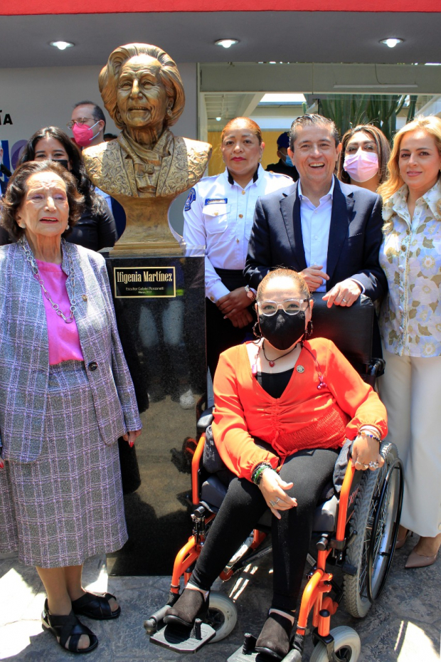 Ifigenia Martínez y el alcalde Giovani Gutiérrez.