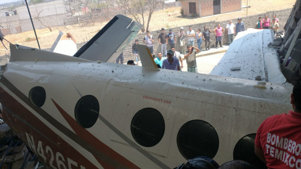 Avioneta se desploma en Bodega Aurrerá en Temixco, Morelos