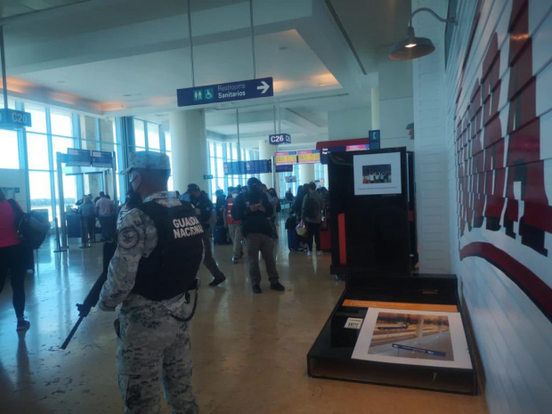 Luego de las escenas de pánico, demora de 3 horas en los vuelos y personal del Ejército en el lugar, al final se informó que el ruido se debió a anuncios que cayeron en el aeropuerto de Cancún, el lunes.