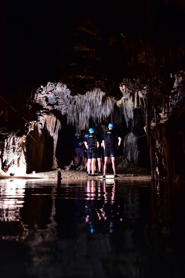 Los visitantes pueden admirar el interior de la cueva.