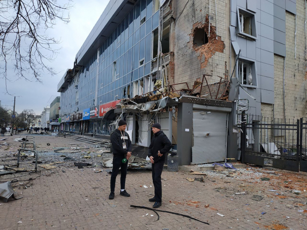El alcalde Atroshenko muestra a la prensa el daño provocado en la región.