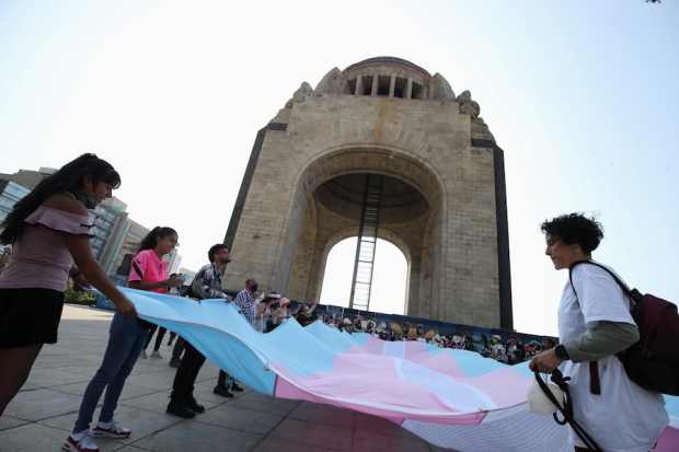 Personas se manifiestan frente al Monumento a la Revolución durante el Día Internacional de la Visibilidad Trans, el pasado 30 de marzo.