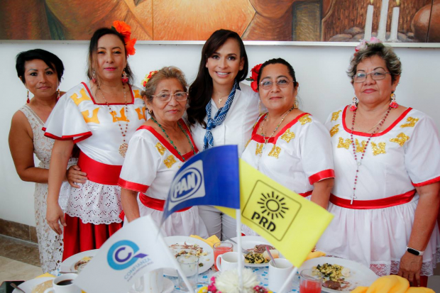 Laura Fernández Piña (centro),  candidata de Va por Quintana Roo.