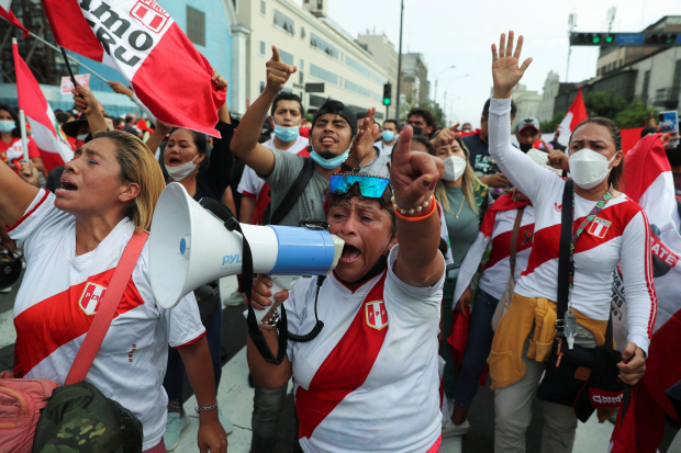 En su mayoría, los manifestantes acudieron a la marcha con camisetas de la selección peruana y la bandera nacional.