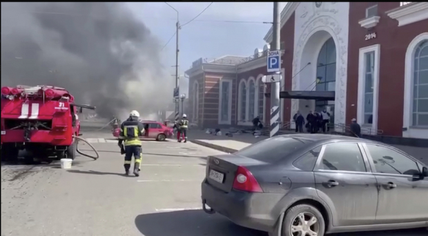 Bomberos sofocan las llamas en la estación de la ciudad de Kramatorsk, ayer.