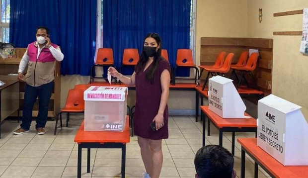 Gobernadora de Colima asiste a votar en la Revocación de Mandato.