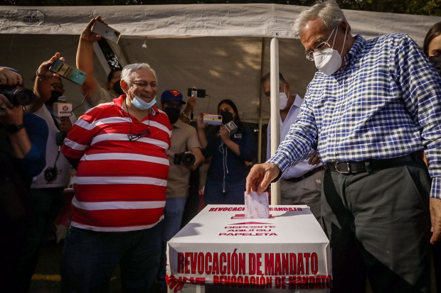 Rubén Rocha Moya voto en Sinaloa en el ejercicio de Revocación de Mandato.