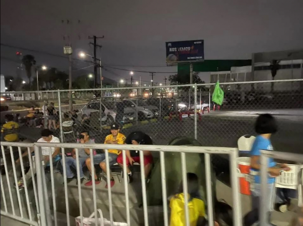 Fans hacen fila un día antes para comprar boletos de Daddy Yankee en Monterrey