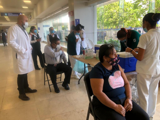 Jornada de vacunación masiva contra COVID-19 en el Aeropuerto Internacional de Cancún, en Quintana Roo.