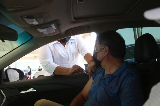 Hombre recibe dosis contra COVID-19 desde su automóvil en Tamaulipas.