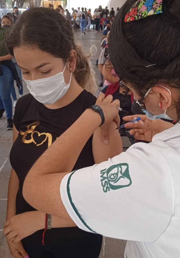 Una mujer recibe vacuna contra COVID-19 durante la campaña de vacunación intensiva en todo el país.