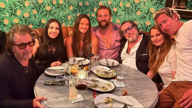 Al Pacino con su novia en una cena a la que asistió Jason Momoa