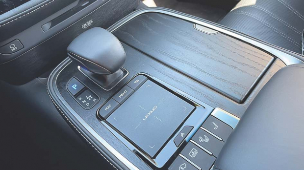 Lexus LS 2022 tiene seis modos de manejo, entre ellos el Custom.