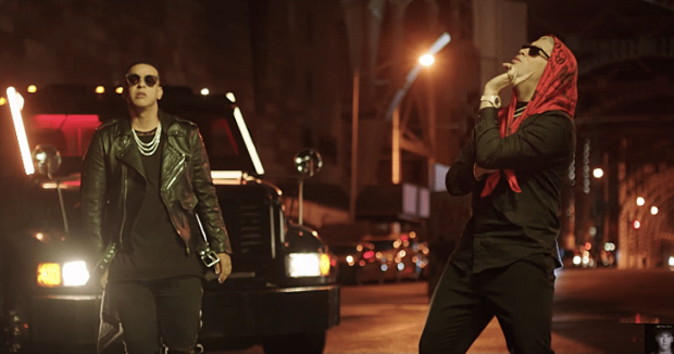 Daddy Yankee y Bad Bunny en el video de "Vuelve".