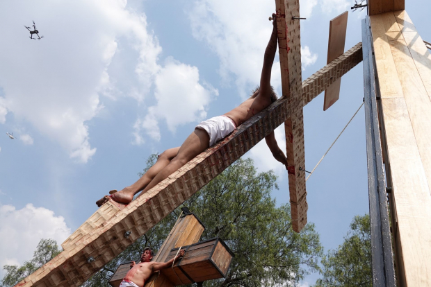 La Crucifixión es el punto culminante delas representaciones de la Pasión de Cristo que se realizan en la alcaldía Iztapalapa, En el cielo vuela un dron 