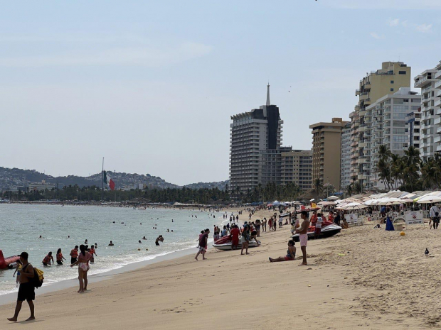 Turistas nacionales y extranjeros disfrutaron de las playas en Guerrero.