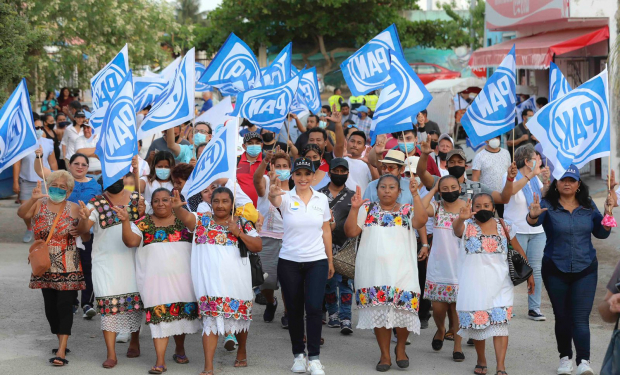 Laura Fernández (centro), durante un acto  proselitista en Playa del Carmen, el sábado.