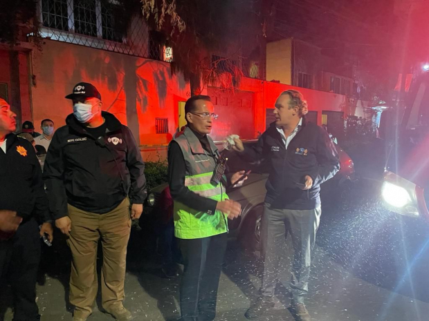El alcalde de Benito Juárez, Santiago Taboada, supervisa labores de elementos de emergencia tras la explosión registrada en la colonia Narvarte.