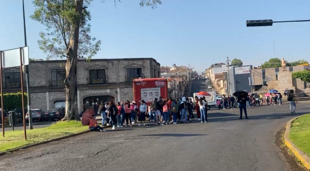 Normalistas de Michoacán bloquearon con camiones de carga robados diferentes avenidas al norte de Morelia