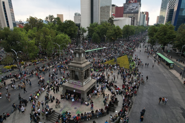 Vista aérea de los asistentes al evento en la Glorieta de Cuauhtémoc, en Reforma.