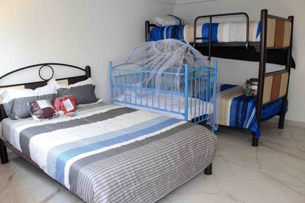 El lugar cuenta con dormitorios, los cuales están equipados con camas, literas y una cuna.