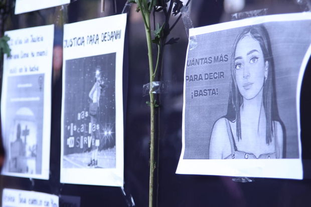 Impresiones con las imágenes de mujeres desaparecidas fueron colocadas frente a la FGR, donde un grupo se manifestó contra la violencia
