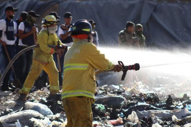 Bomberos de Guaymas apoyaron para apagar el incendio del relleno sanitario.
