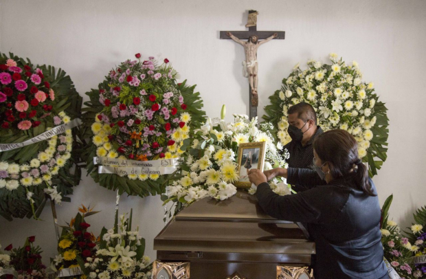 Padres de Debanhi Escobar, durante su sepelio en Galeana, Nuevo León, el pasado sábado.