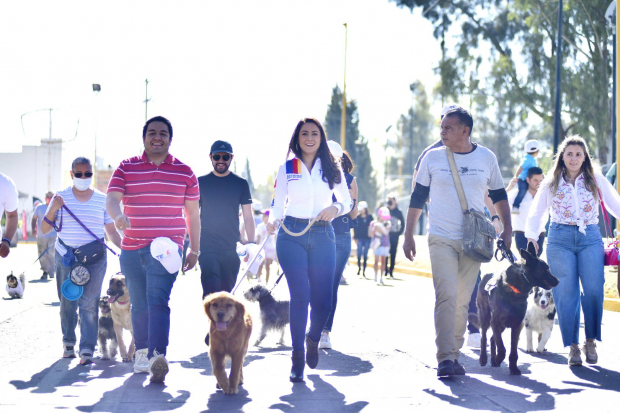 La candidata de Va por Aguascalientes, Tere Jiménez (centro), en campaña, ayer.
