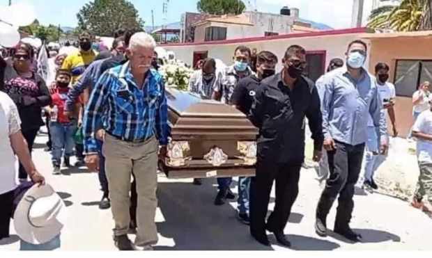 El sábado 23 de abril, el padre de Yolanda Martínez Cadena fue visto en el funeral de Debanhi Escobar